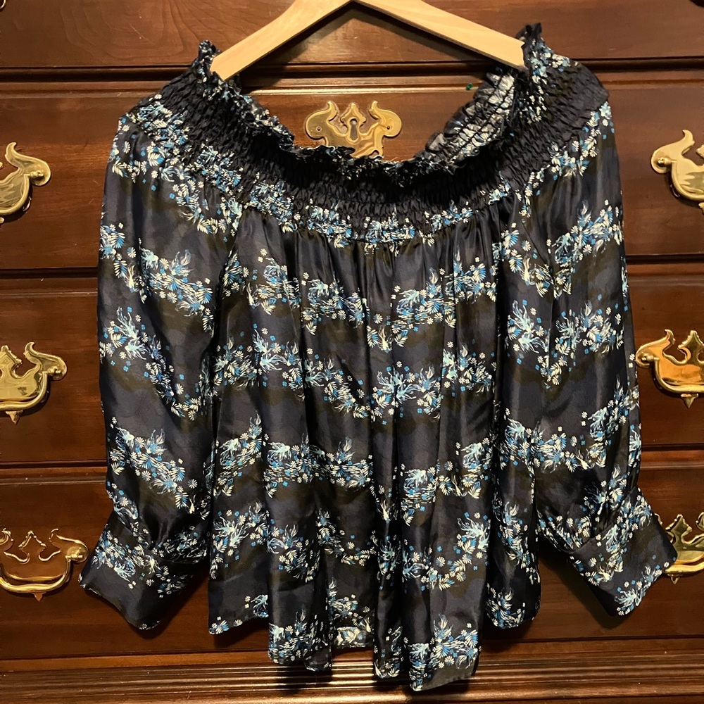 Silk Zac Posen Long sleeves off the shoulder top size 4